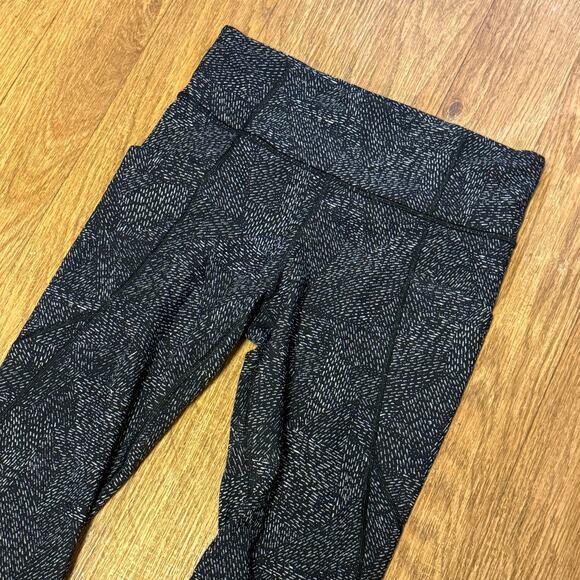 Athleta Salutation Stash Pocket Rainwater Tight Black and White Size Medium - Picture 6 of 13